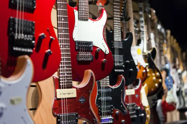 W poszukiwaniu idealnego brzmienia. Jak wybrać swoją pierwszą (i kolejną) gitarę elektryczną?