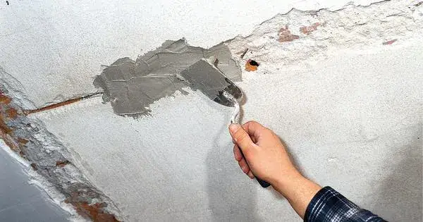 Naprawa ubytków w tynku cementowo-wapiennym: skuteczne sposoby naprawy