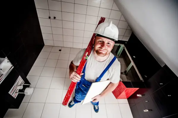 Kto ułoży płytki ceramiczne w łazience? Znajdź fachowca bez stresu