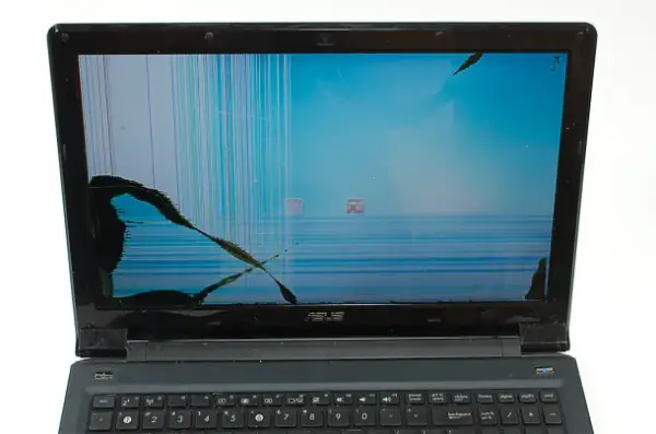 Uszkodzona matryca w laptopie objawy – nie przegap tych sygnałów