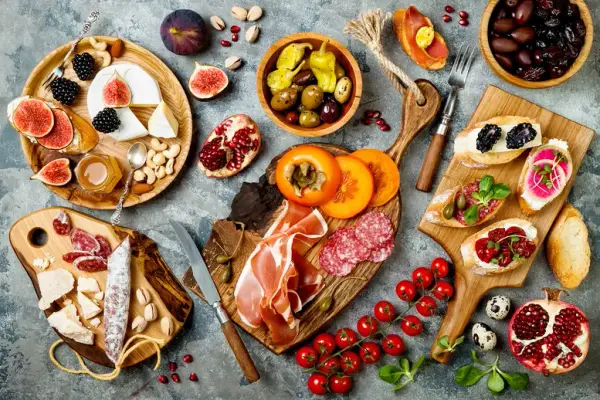 Co to jest tapas? Odkryj ich znaczenie i różnorodność w Hiszpanii