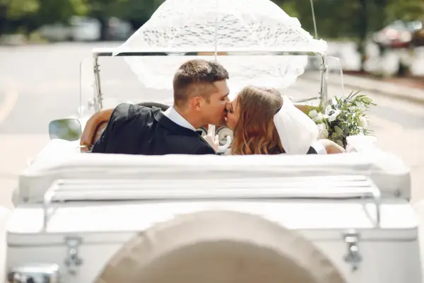 Jak ubrać samochód do ślubu: eleganckie dekoracje, które zachwycą