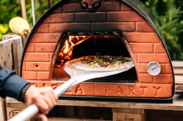 Jak długo piec spód do pizzy? Idealne czasy i temperatury