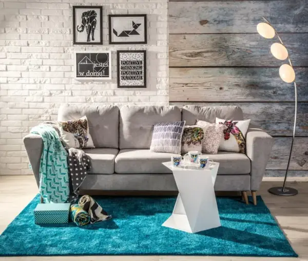 Co na ścianie w salonie? 10 inspirujących pomysłów na dekoracje