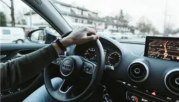 Jak prawidłowo cofać samochodem ze sprzęgłem? Proste wskazówki dla początkujących