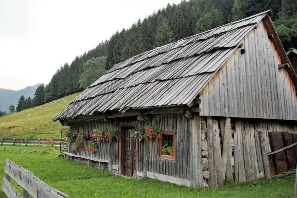 Jak zrobić okno do domku drewnianego - porady, materiały i koszty