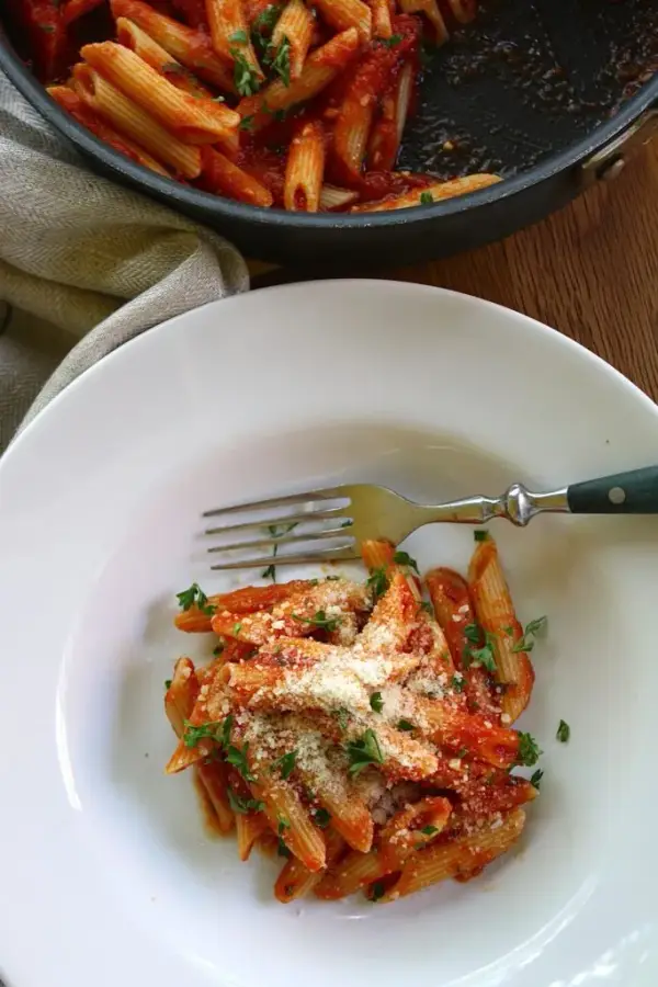 Penne all'arrabbiata: prosty przepis, historia i sekrety idealnego dania