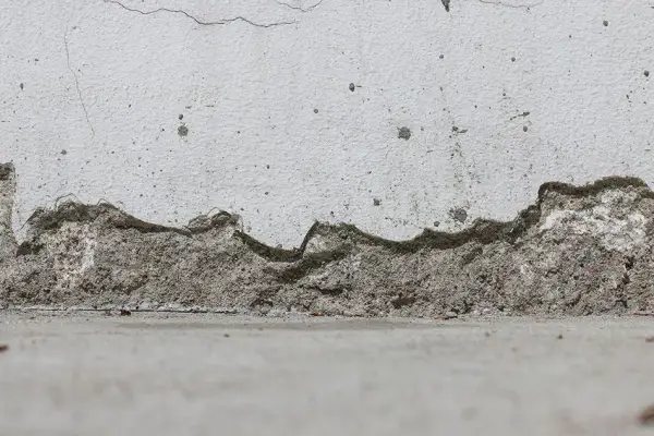 Sypiący się tynk: skuteczne sposoby wzmocnienia i renowacji krok po kroku