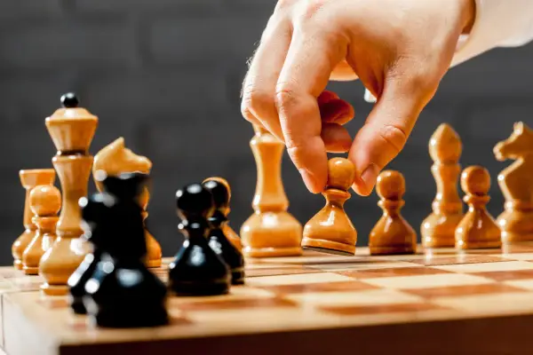Jak poprawić grę w szachy? Kluczowe strategie i techniki dla początkujących graczy