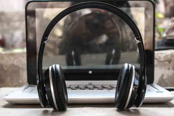 Czy w samolocie można korzystać z Bluetooth? Zaskakujące zasady podróży