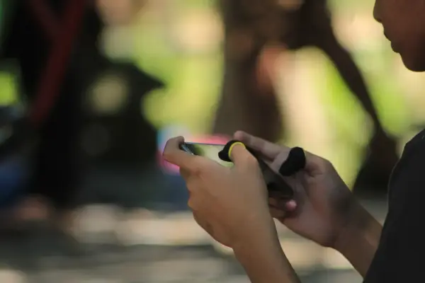 Jakie gry na telefon najczęściej pobierali Polacy w tym roku?