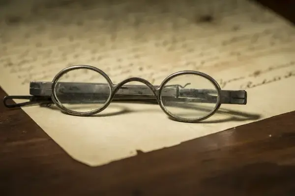 Gdzie wynaleziono okulary? Zaskakujące fakty o ich historii