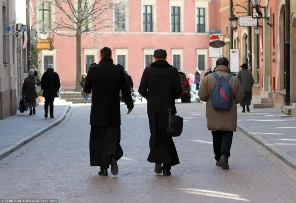 Ile zarabia ksiądz? Zaskakujące fakty o wynagrodzeniach duchownych
