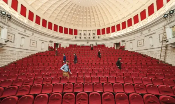 Teatr Komedia Poznań: Repertuar, Bilety i Informacje 2025