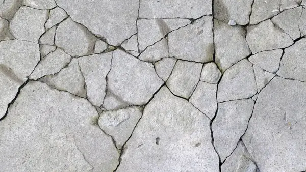 Jak skutecznie wyczyścić stary beton i przywrócić mu blask