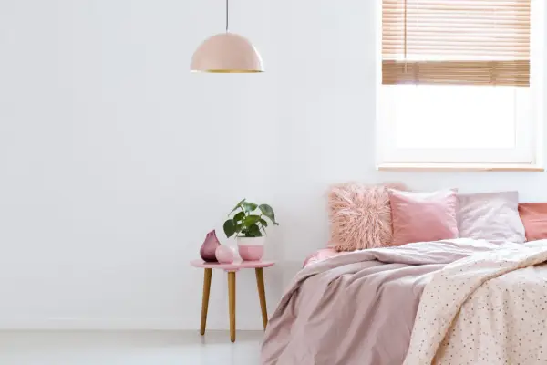 Jak ustawić łóżko w sypialni? Feng shui i kierunki świata
