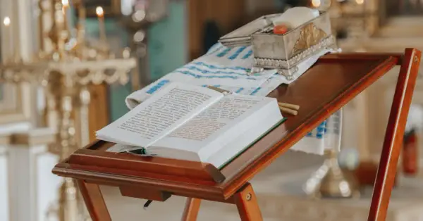 "Vexilla Regis" – Jak tłumaczyć i analizować ten utwór liturgiczny?