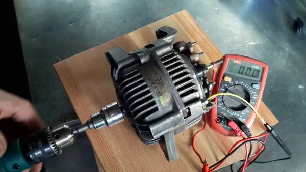 Zbuduj własną elektrownię wiatrową z alternatora w 6 prostych krokach