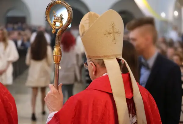 Ile zarabia biskup? Zaskakujące fakty o wynagrodzeniach w Kościele