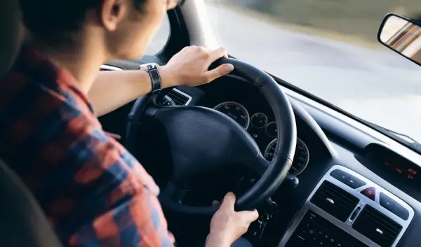 Jak hamować, żeby samochód nie zgasł? Proste techniki dla początkujących kierowców