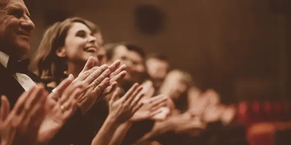 Jak się ubrać do teatru na kabaret, aby czuć się komfortowo i elegancko