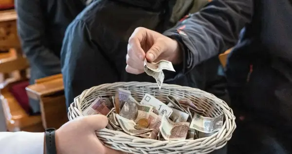 Ile zarabia organista w kościele? Fakty, które cię zaskoczą