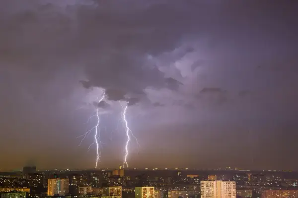 Czy listwa antyprzepięciowa chroni przed piorunem? Sprawdź prawdę!
