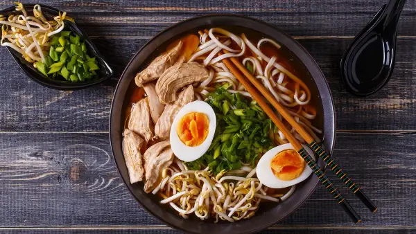 Prosty przepis na ramen z rosołu – szybki i smaczny posiłek w kilka minut