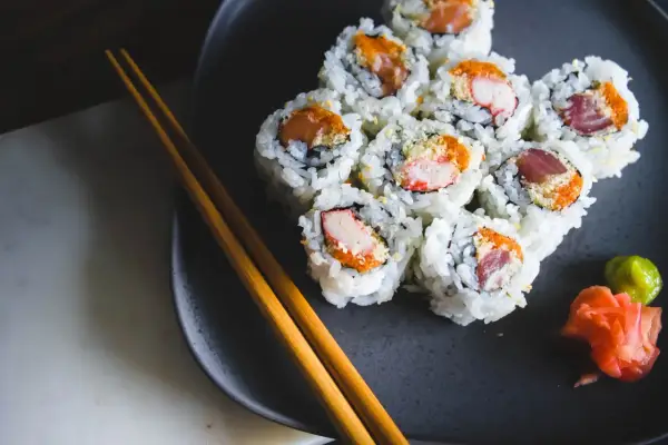 Czy sushi tuczy? Kaloryczność, składniki i zdrowe wybory dla Ciebie