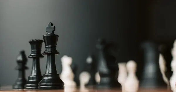 Kto zostaje arcymistrzem szachowym? To wymagania i prestiż tytułu