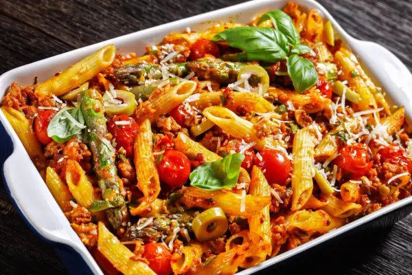 Czym jest penne? Tłumaczenie, pochodzenie i najlepsze przepisy z tym makaronem