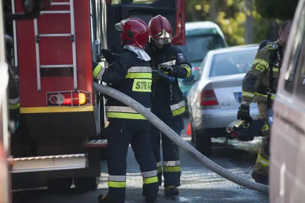 Buty strażackie w służbie bezpieczeństwa – kluczowy element wyposażenia straży pożarnej