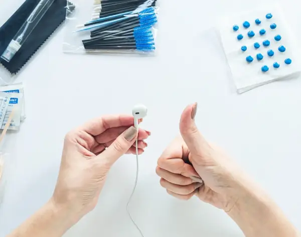 Jak czyścić AirPods, aby uniknąć uszkodzeń i poprawić dźwięk
