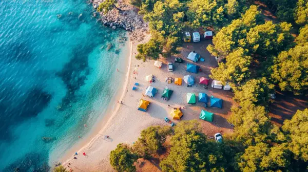 Jakie pola namiotowe w Rowach są najbliżej plaży? Ceny i opinie!