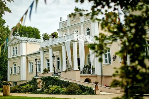 Pałac w Zaborówku: historia, architektura i praktyczne informacje dla zwiedzających