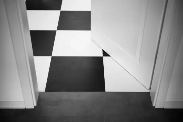 Płytki czy panele w przedpokoju – co wybrać, aby nie żałować?