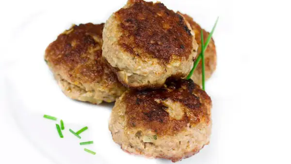 Ile kcal ma kotlet mielony? Poznaj skład i wartość kaloryczną