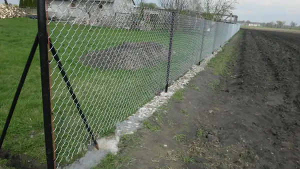 Jak zrobić ogrodzenie z siatki: 10 kroków do idealnego płotu