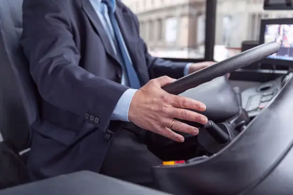 Czy kierowca autobusu może sprawdzać bilety? Poznaj fakty
