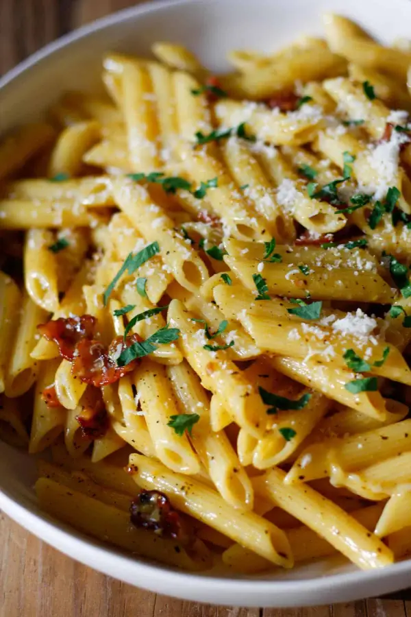 Prosty przepis na penne carbonara – jak uniknąć błędów i zrobić idealne danie