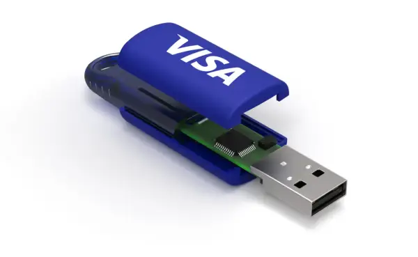 Ein USB-Stick mit VISA-Logo, offen. Die Frage "wie lange halten USB-Sticks" wird durch die Langlebigkeit der Daten auf dem Chip symbolisiert.