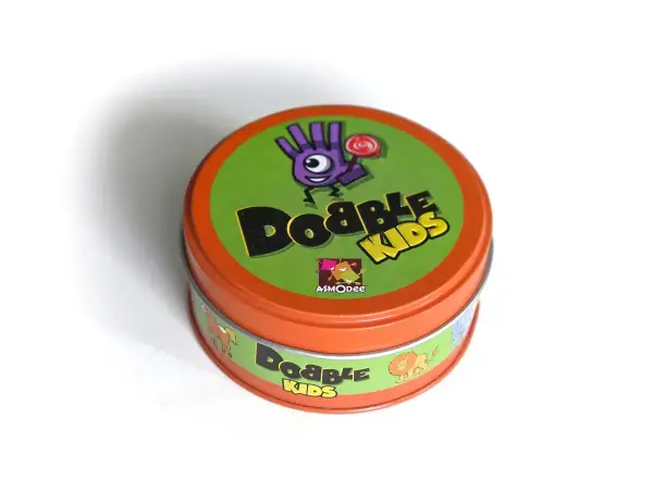 Pudełko gry Dobble Kids. Poznaj zasady i baw się w szukanie identycznych symboli!