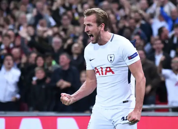 Harry Kane, jeden z najlepszych angielskich piłkarzy, świętuje zdobycie bramki.