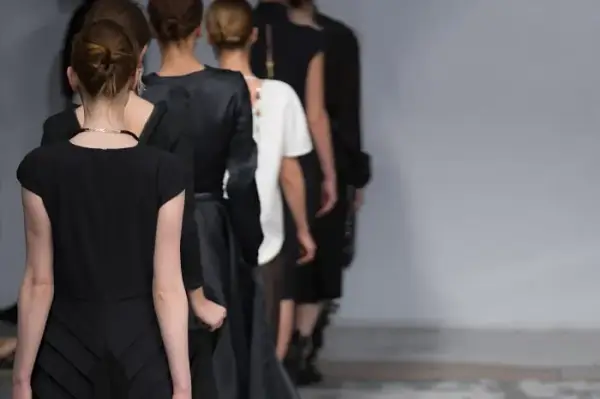 Bezpieczna droga małego modela: co musisz wiedzieć przed startem w modelingu
