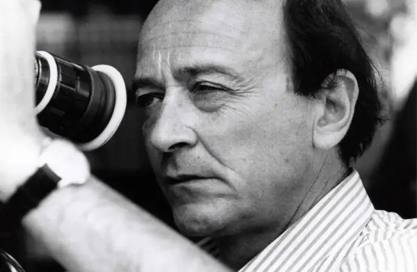Regista con cinepresa, pronto a catturare storie per un **free cinema** che parla a tutti.