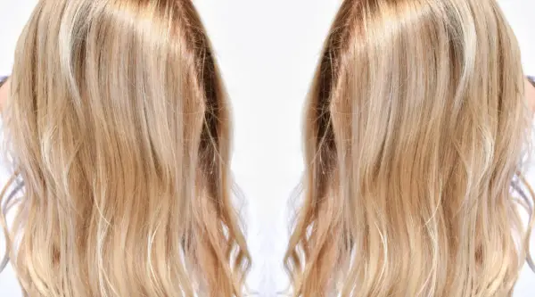 Cabello rubio con mechas matizadas, mostrando un degradado natural y luminoso.