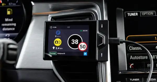 Nawigacja w pojeździe kategorii M1 pokazuje aktualną prędkość 38 km/h i ograniczenie do 50 km/h.