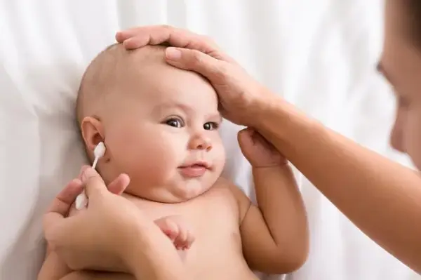 Jak czyścić uszy niemowlakom bez ryzyka uszkodzenia i bólu