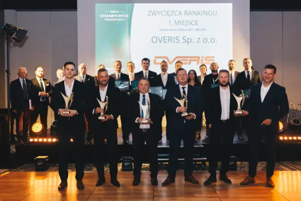 OVERIS Sp. z o.o. zdobywa 1. miejsce w rankingu najlepszych firm spedycyjnych w Polsce. Zespół świętuje sukces na gali.