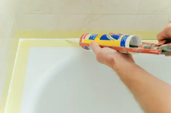 Stary silikon szpeci? Czym rozpuścić silikon sanitarny skutecznie